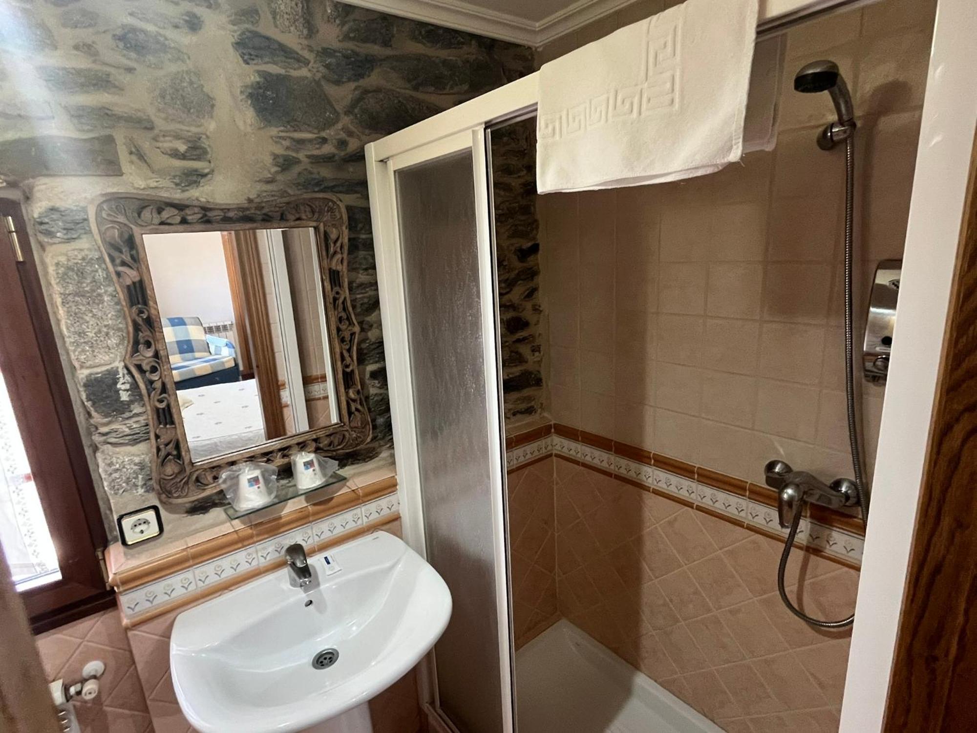 Hotel Caldelas Sacra-Pension Rustica 3 Estrellas Castro Caldelas Exteriör bild