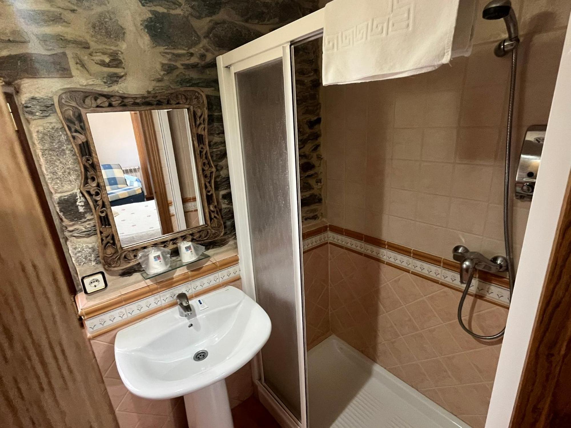 Hotel Caldelas Sacra-Pension Rustica 3 Estrellas Castro Caldelas Exteriör bild